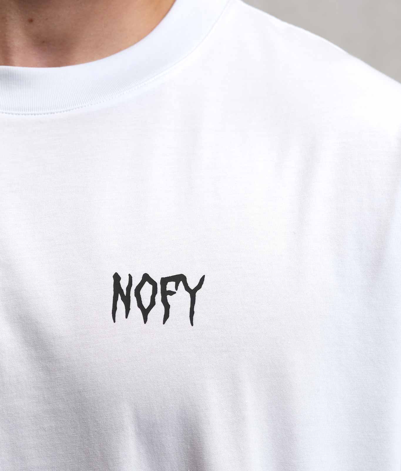 Nahaufnahme NOFY Logo Print auf Gym Longsleeve Herren Weiß Pumpcover