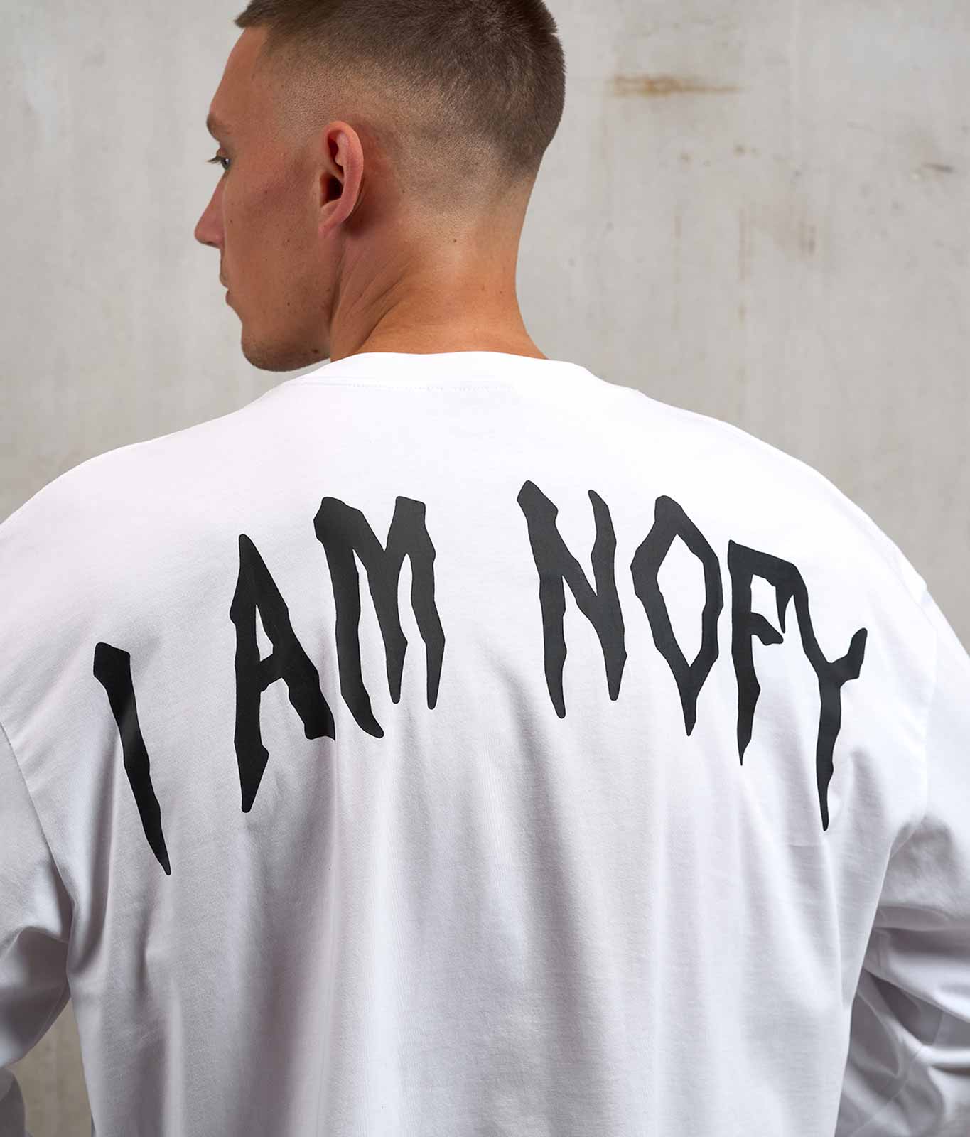 Nahaufnahme I Am NOFY Backprint auf NOFY Gym Longsleeve Weiß Oversize