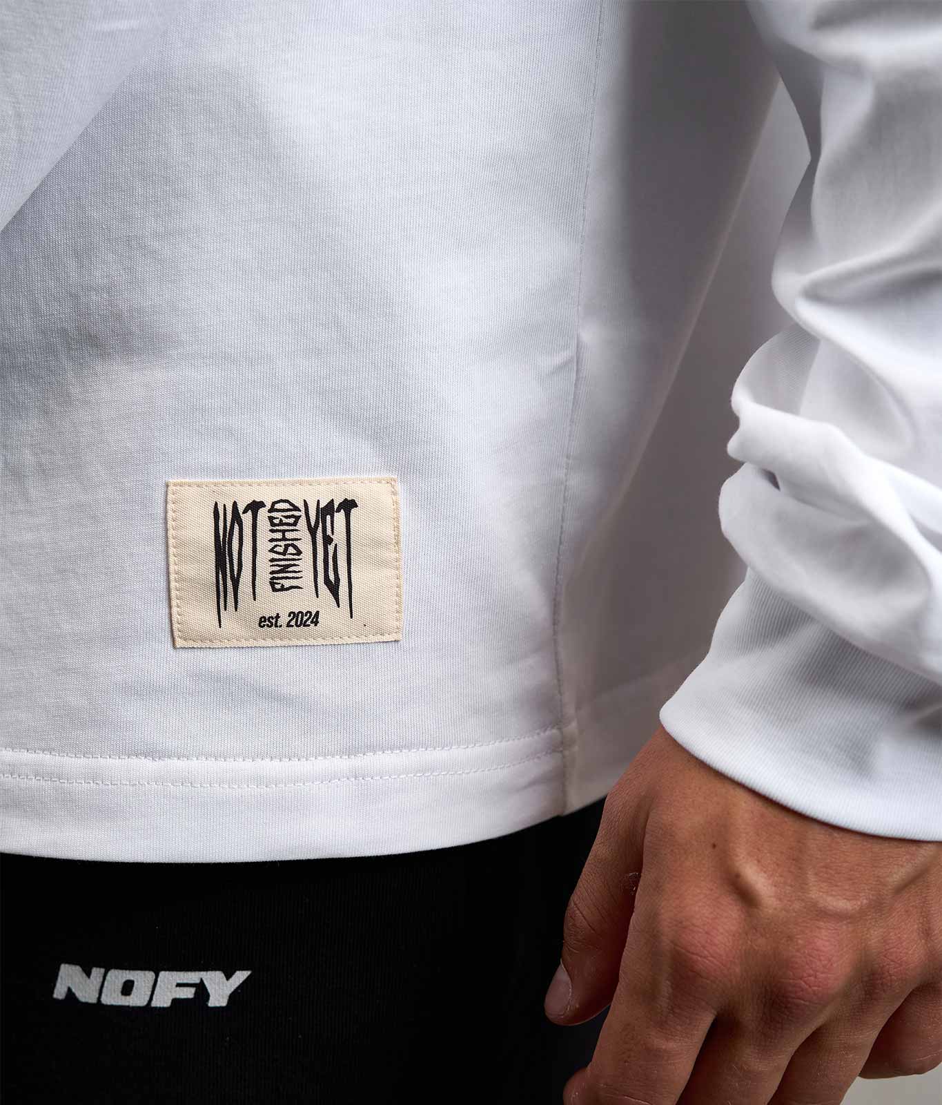 NOFY Longsleeve Weiß, Detail Not Finished Yet Woven Label