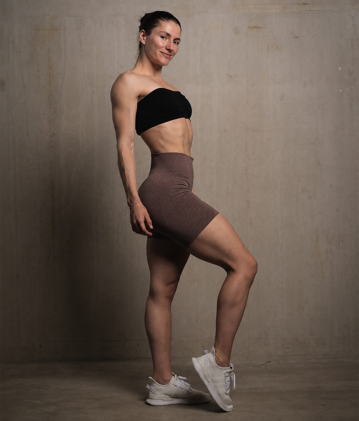 NOFY Gym Shorts Damen Braun Soft Stretch, Frontansicht Shaping-Details