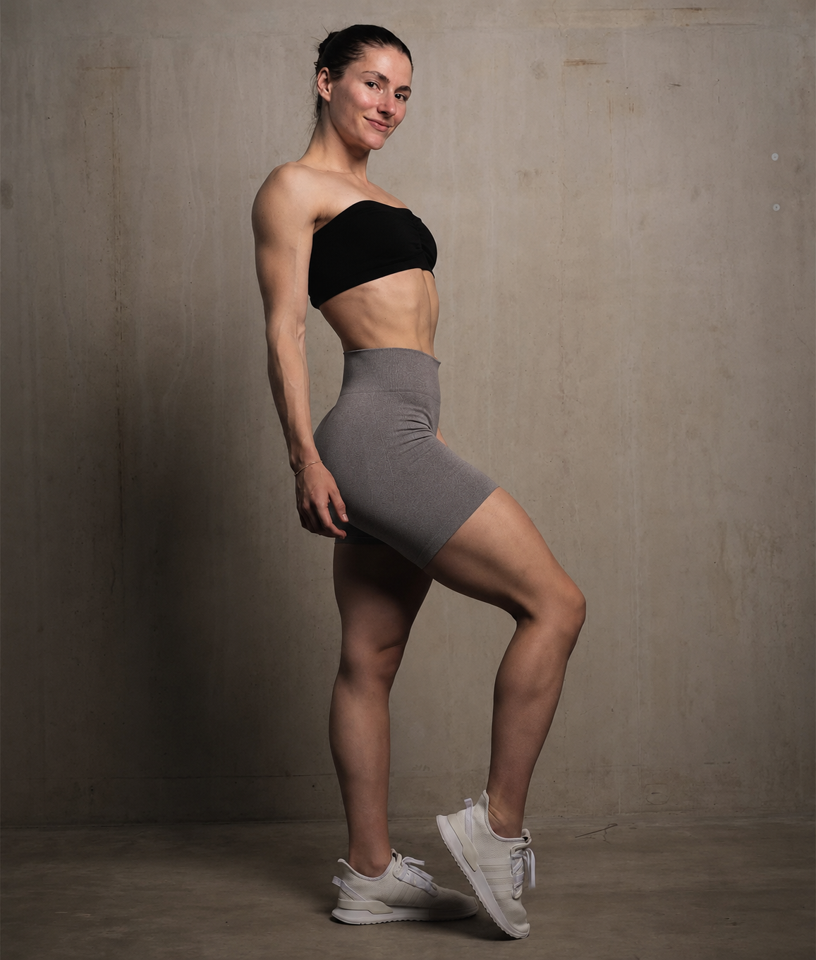NOFY Gym Shorts Damen Grau Soft Stretch, Seitenansicht Mid-High-Waist