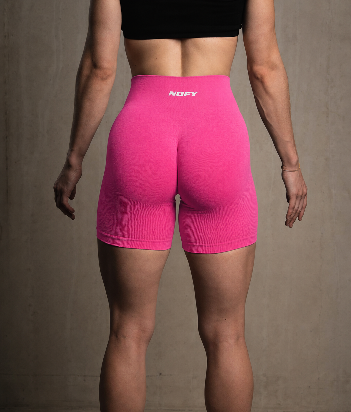 NOFY Gym Shorts Damen Pink Soft Stretch, Rückenansicht in Bewegung