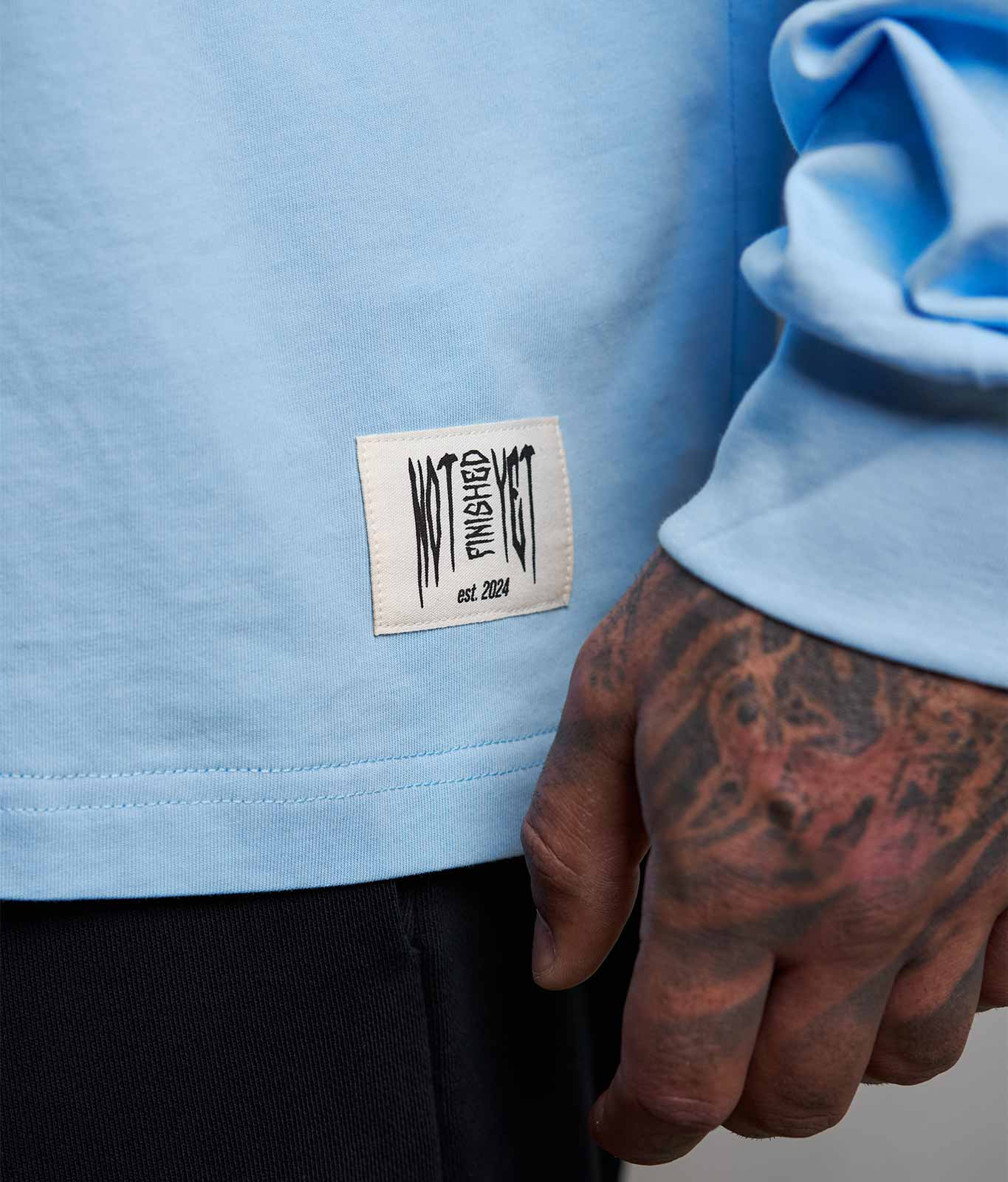 NOFY Longsleeve Blau After Dark, Detail Not Finished Yet Woven Label