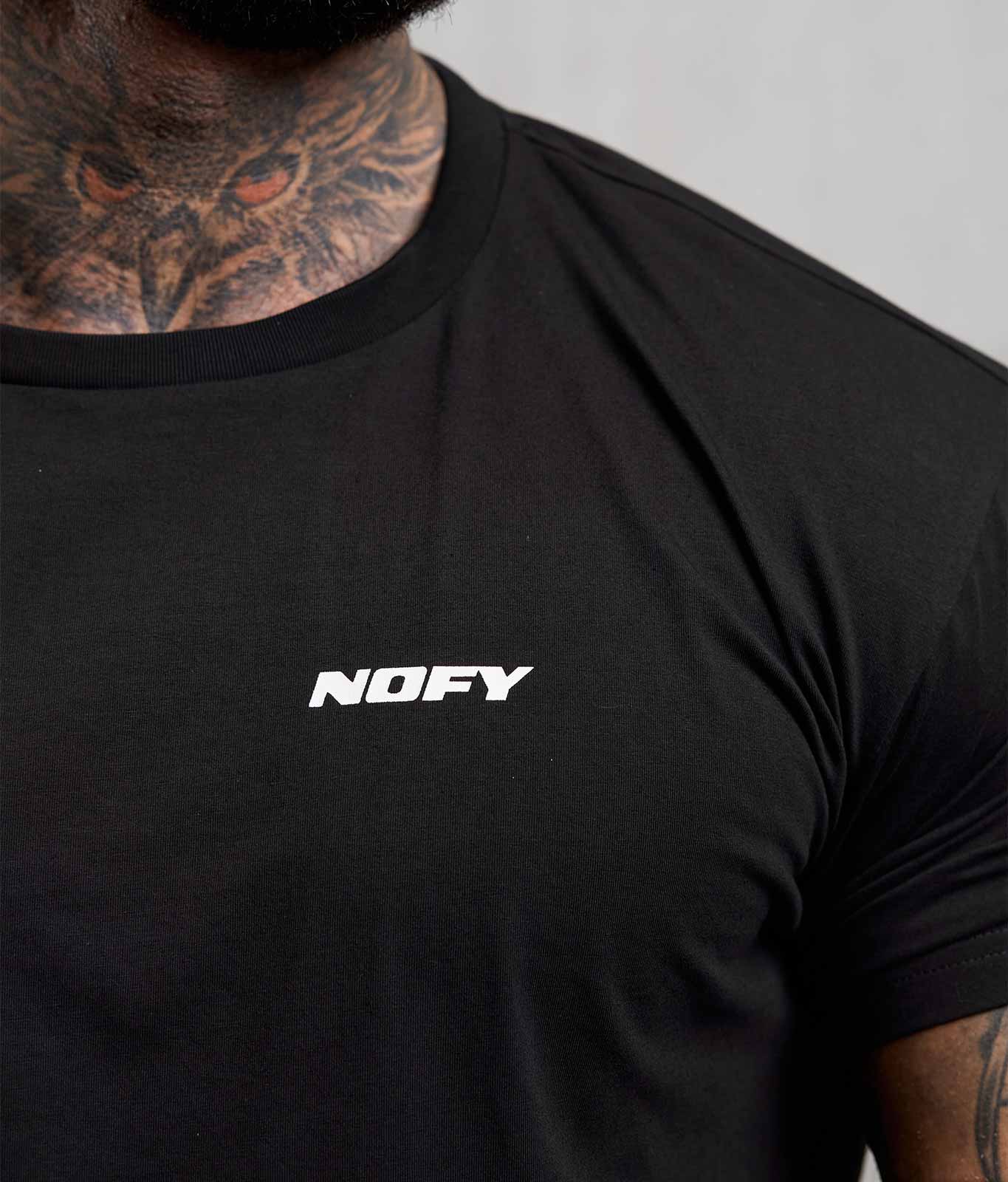Nahaufnahme NOFY Logo Print auf T-Shirt Herren Schwarz Logo World