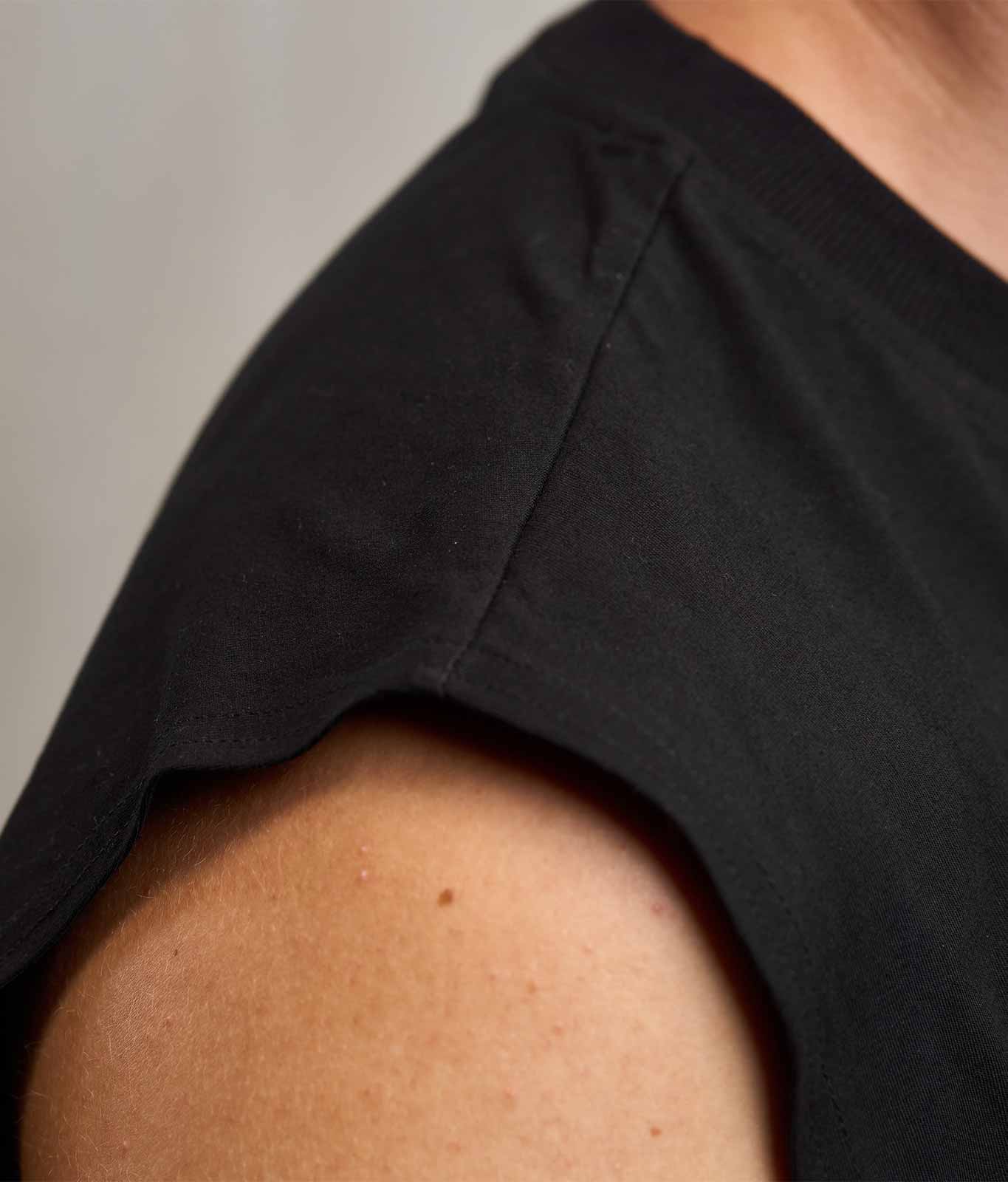 NOFY Tank Top Schwarz I Am NOFY Core, Detail Schulternaht und Armausschnitt