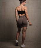 NOFY Gym Shorts Damen Braun Soft Stretch, Rückenansicht mit Scrunch-Effekt
