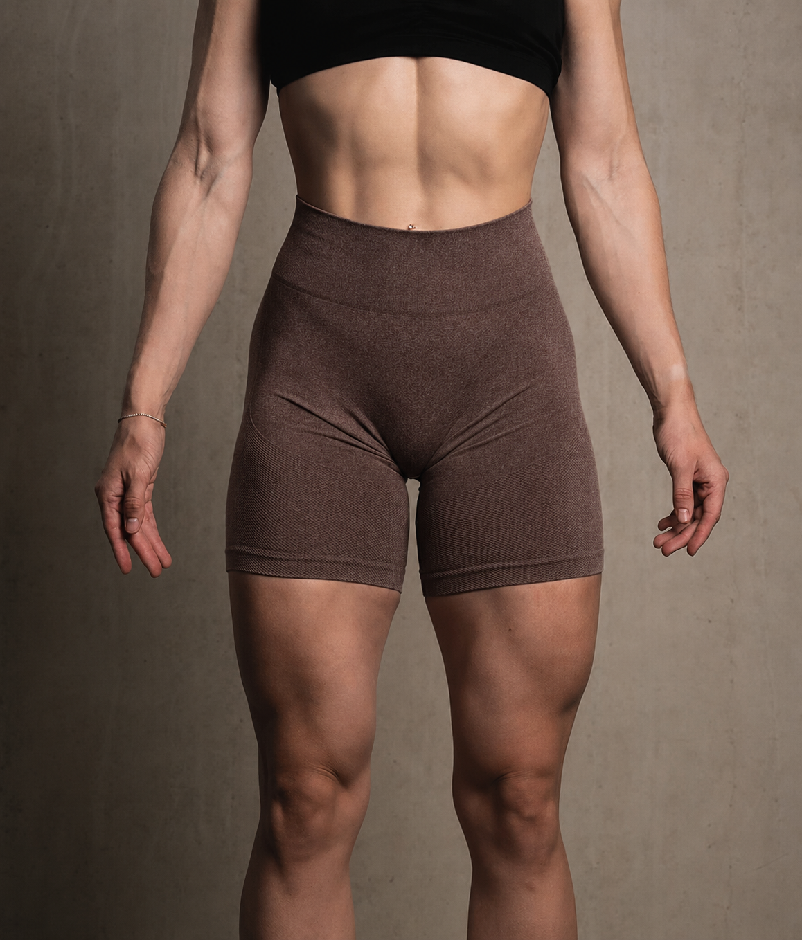 NOFY Gym Shorts Damen Braun Soft Stretch, Frontansicht Shaping-Details