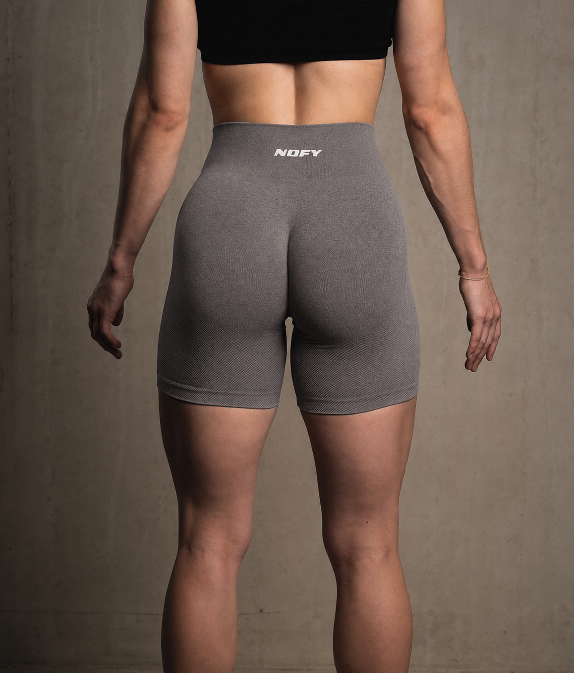 NOFY Gym Shorts Damen Grau Soft Stretch, Rückenansicht mit Scrunch-Effekt