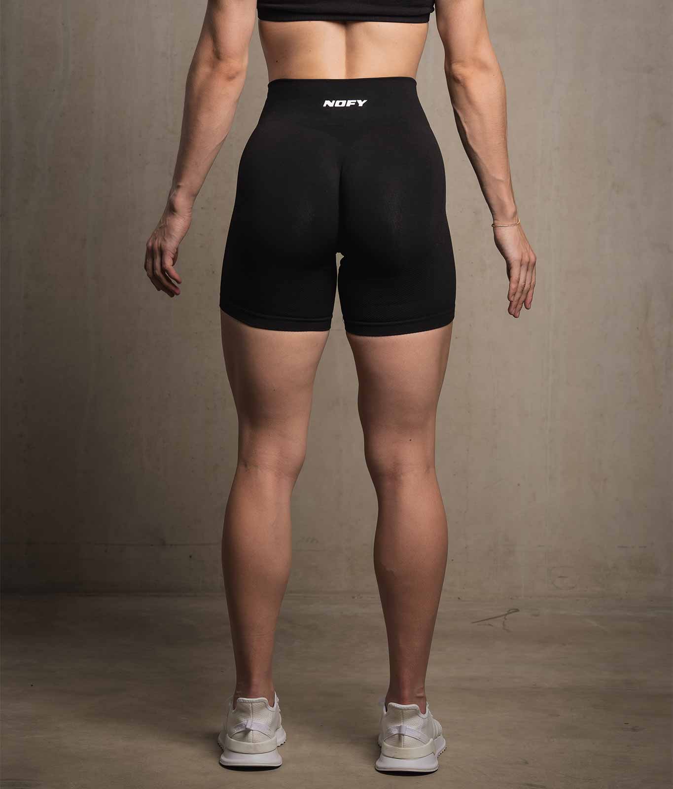 NOFY Gym Shorts Damen Schwarz Soft Stretch, Rückenansicht mit Scrunch-Effekt