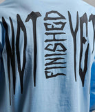 Nahaufnahme Not Finished Yet Backprint auf NOFY Longsleeve Blau After Dark