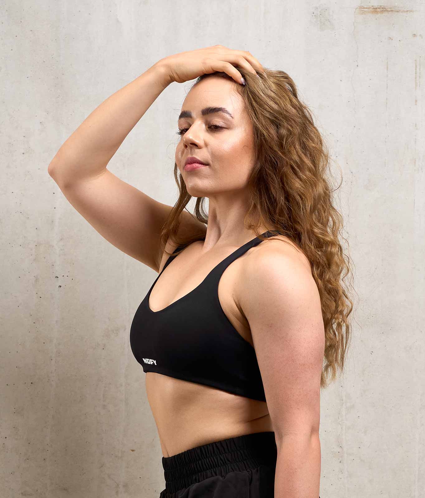 NOFY Sports Bra Damen Schwarz Steady, Seitenansicht mit Racerback-Design