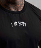 Nahaufnahme I Am NOFY Print auf T-Shirt Herren Schwarz Core, Detailansicht