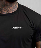Nahaufnahme NOFY Logo Print auf T-Shirt Herren Schwarz Logo World