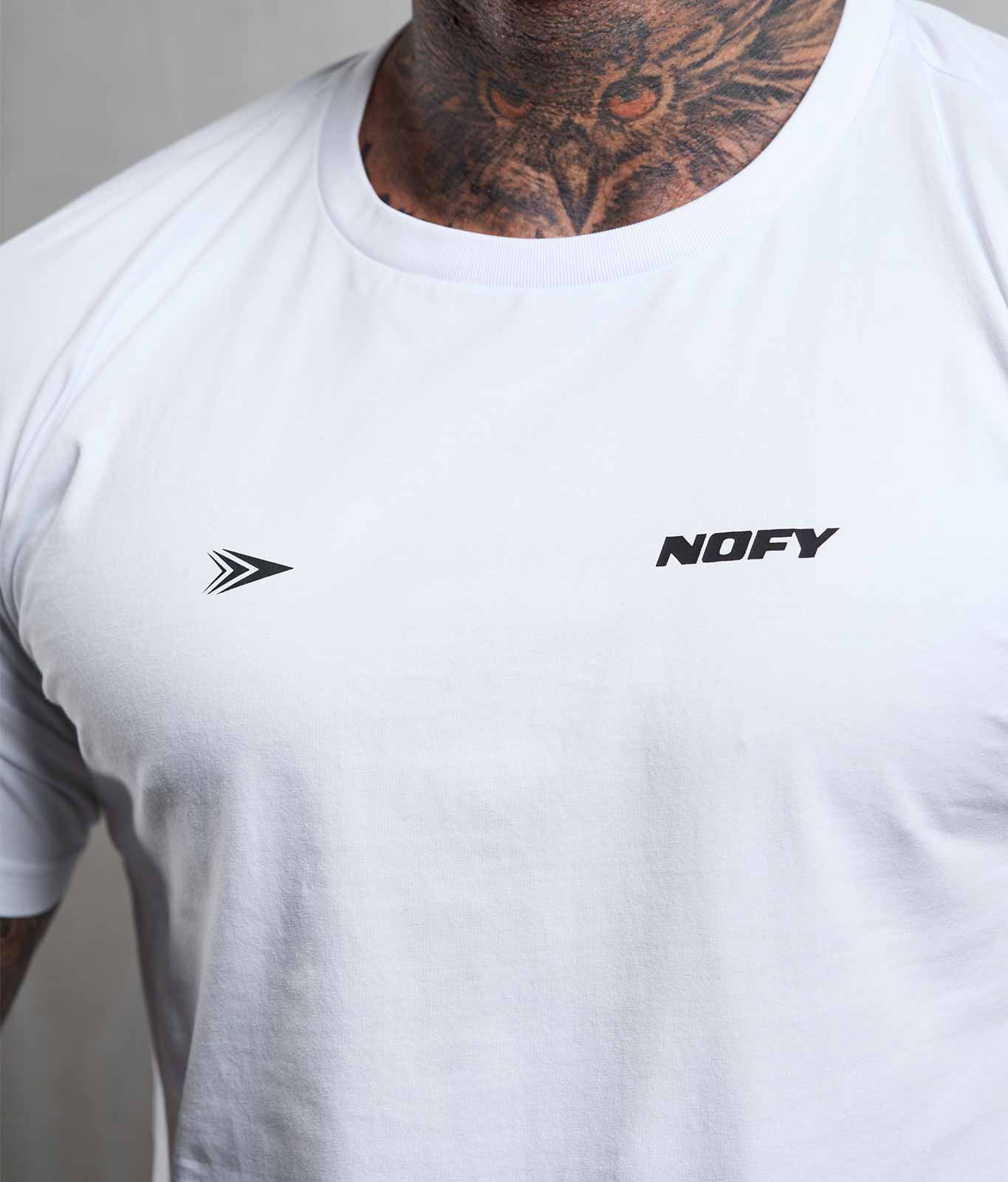 Nahaufnahme NOFY Pfeil Logo Print auf T-Shirt Herren Weiß Arrows