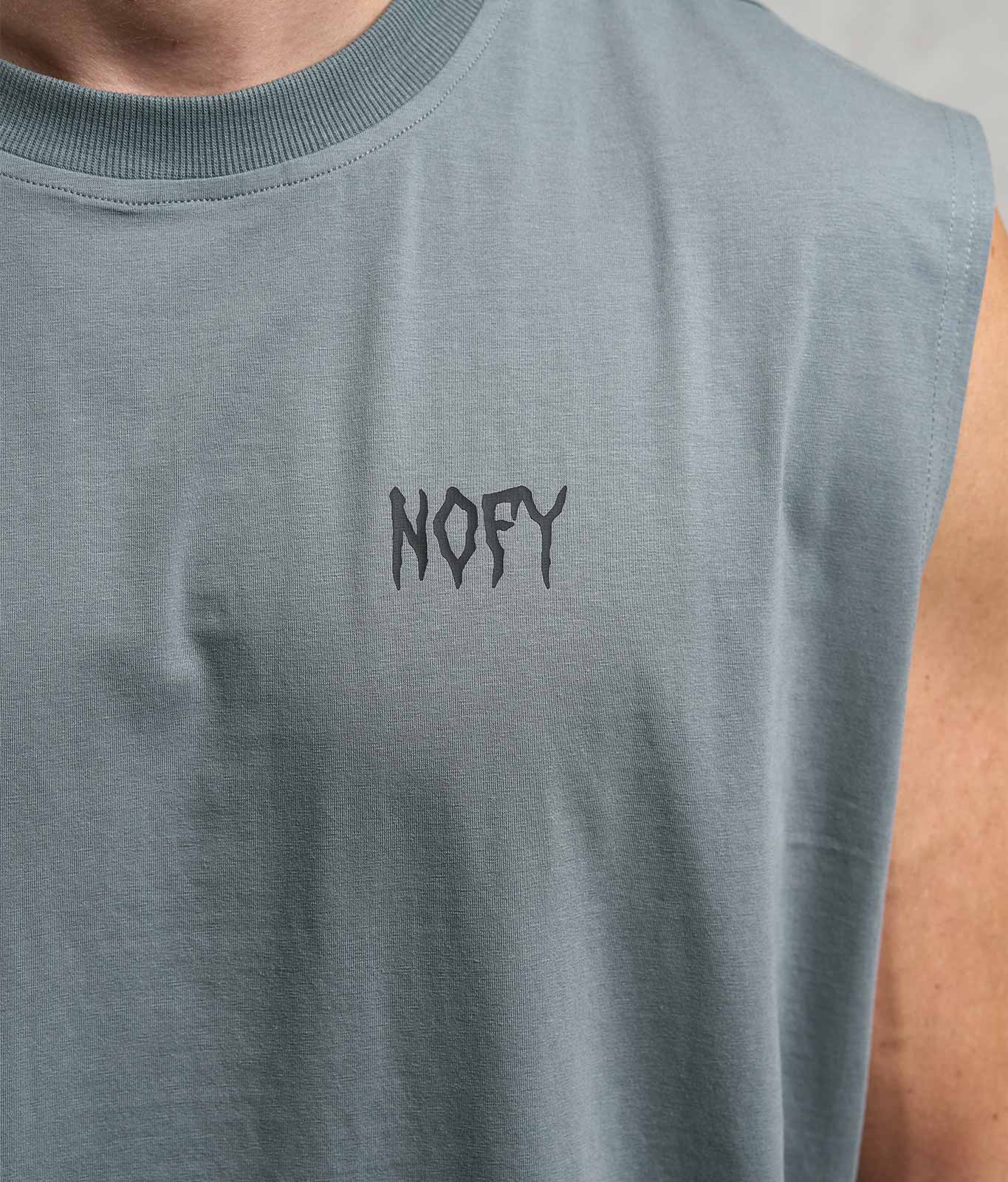 NOFY Tank Top Herren Dunkelgrau, NOT FINISHED YET Frontprint Logo Detail