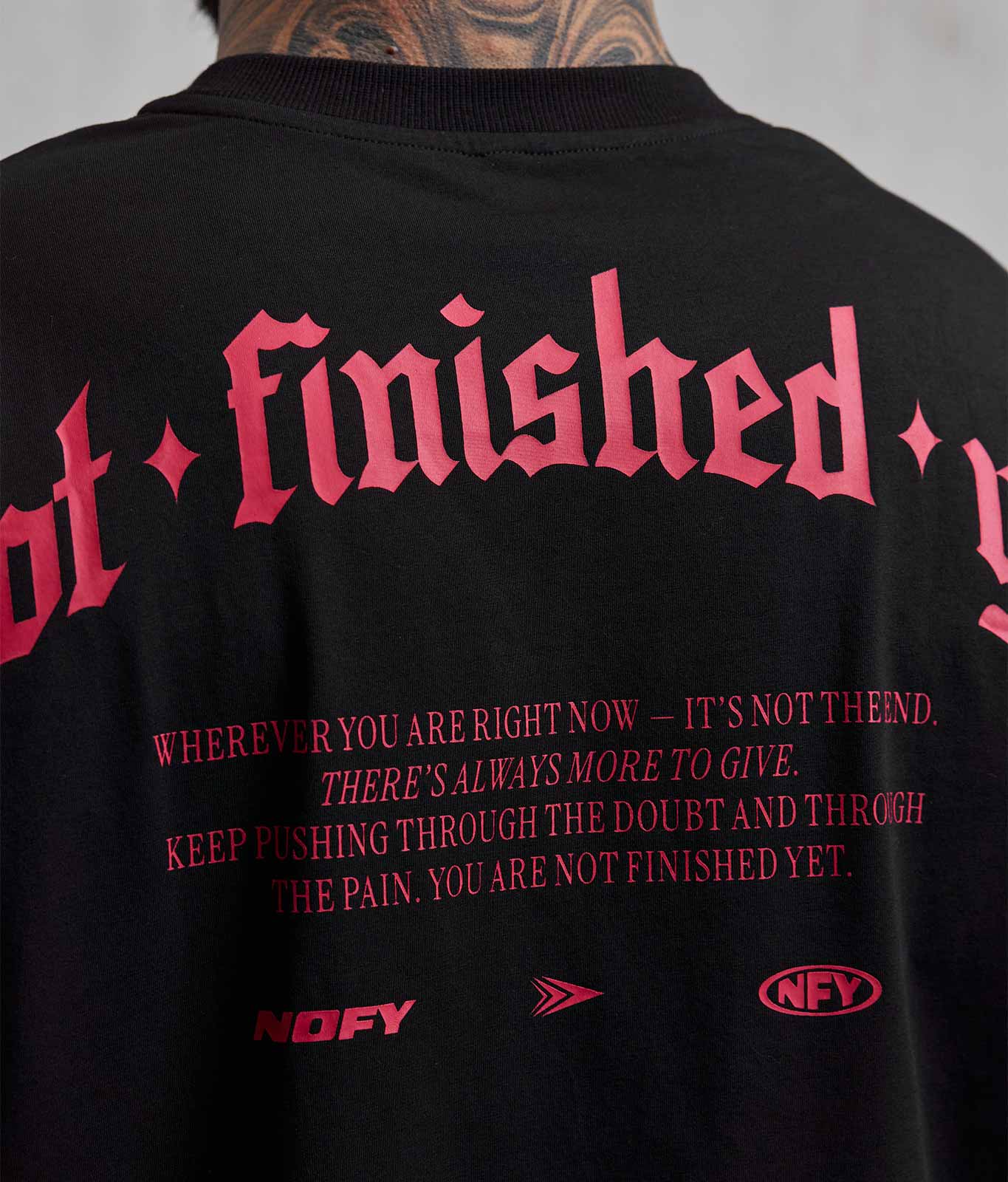 NOFY Tank Top Schwarz Unfinished, Detailansicht Not Finished Yet Manifest Text