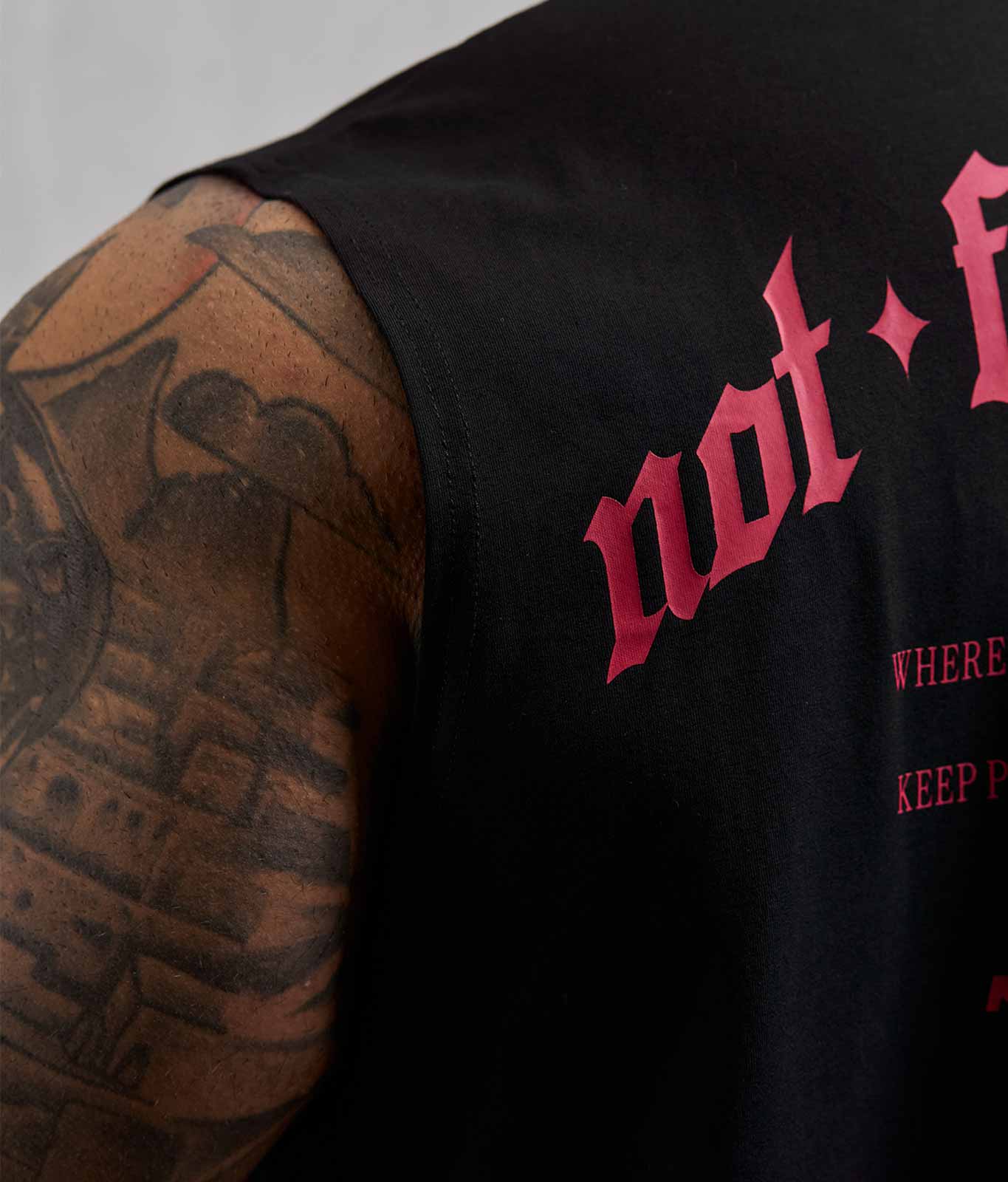 Nahaufnahme Not Finished Yet Gothic Print auf NOFY Tank Top Schwarz Unfinished