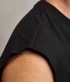 NOFY Tank Top Schwarz I Am NOFY Core, Detail Schulternaht und Armausschnitt